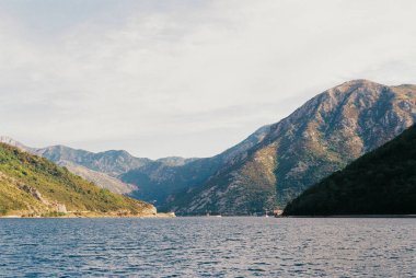Kotor Körfezi 'nin üzerinde güneşin altında bir dağ sırası. Karadağ
