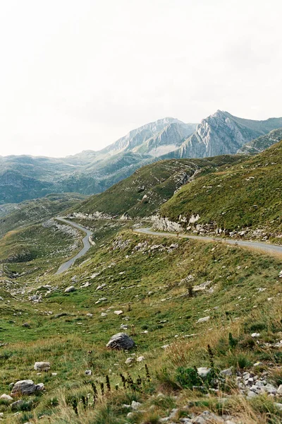 Aszfaltozott út a hegyek között — Stock Fotó