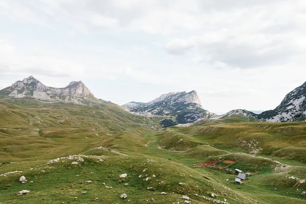 Durmitor Milli Parkı 'ndaki Saddle Geçidi' ndeki vadide kulübeler.