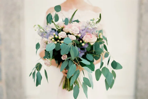 Bouquet bunga di tangan pengantin wanita. Close-up — Stok Foto
