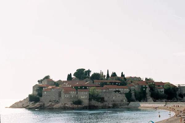 Gamla stenbyggnader på ön Sveti Stefan. Montenegro — Stockfoto