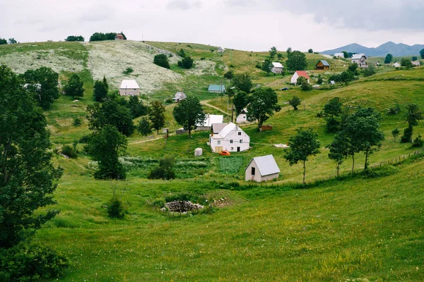 Маленьке село в горах в Національному парку Дурмітор. Чорногорія, північ — стокове фото