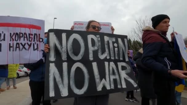 Ποντγκόριτσα, Μαυροβούνιο - 06.03.22: Ειρηνική αντιπολεμική διαδήλωση στο Μαυροβούνιο κατά του Πούτιν και του πολέμου στην Ουκρανία. — Αρχείο Βίντεο