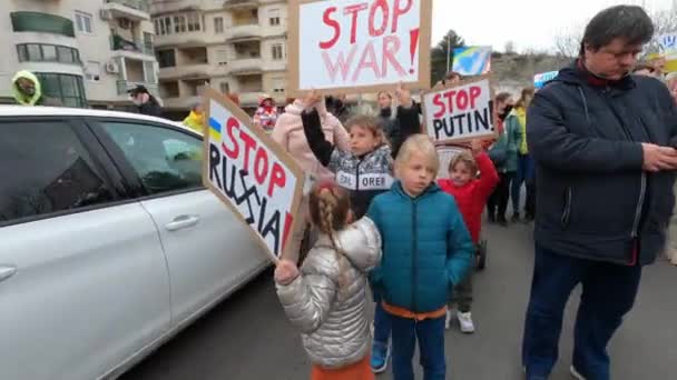 Ποντγκόριτσα, Μαυροβούνιο - 06.03.22: Διαδηλωτές στο Μαυροβούνιο διαδηλώνουν ενάντια στον πόλεμο στην Ουκρανία. — Αρχείο Βίντεο