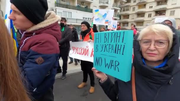 Podgorica,モンテネグロ- 06.03.22:ウクライナでの戦争に対するデモにおける市民の意志の民主的な表現. — ストック動画