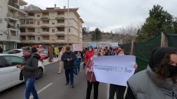 Podgorica,モンテネグロ- 06.03.22:ロシアとの戦争に対するウクライナ人の抗議. — ストック動画