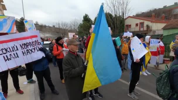 Podgorica, Montenegro - 06.03.22: Protesta degli ucraini contro la guerra con la Russia. — Video Stock