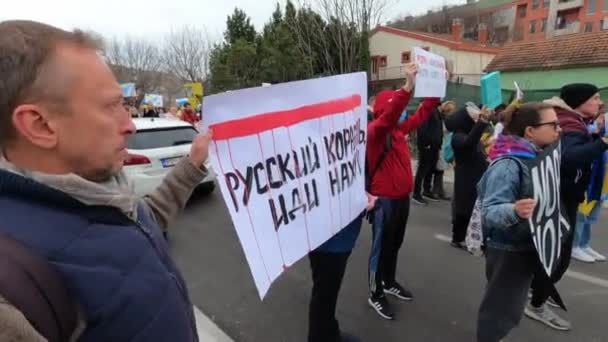 Podgorica, Montenegro - 06.03.22: Comício anti-guerra. — Vídeo de Stock