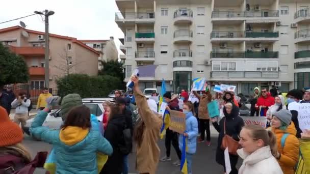 Podgorica, Montenegro - 06.03.22: Vreedzame anti-oorlogsdemonstratie in Montenegro tegen Poetin en de oorlog in Oekraïne. — Stockvideo