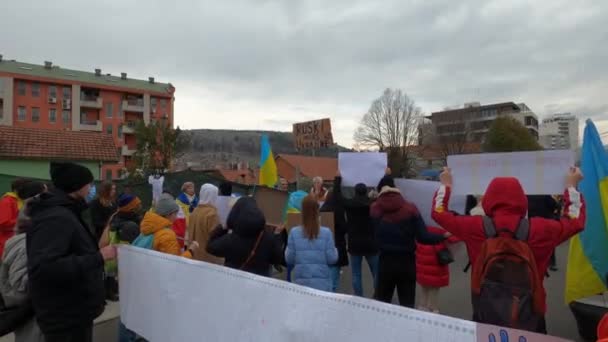 Ποντγκόριτσα, Μαυροβούνιο - 06.03.22: Διαδηλωτές στο Μαυροβούνιο διαδηλώνουν ενάντια στον πόλεμο στην Ουκρανία. — Αρχείο Βίντεο
