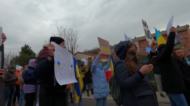 Podgorica, Montenegro - 06.03.22: Protestantes no Montenegro em um comício anti-guerra. — Vídeo de Stock