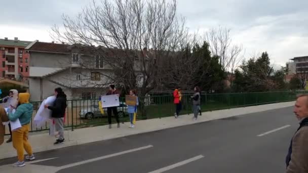 Podgorica, Montenegro - 06.03.22: Protesto dos ucranianos contra a guerra com a Rússia. — Vídeo de Stock