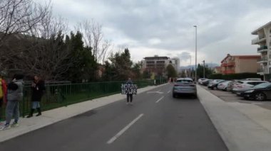 Podgorica, Karadağ - 06.03.22: Karadağ 'daki protestocular savaş karşıtı bir mitinge katıldılar.
