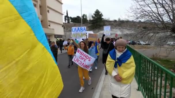 黑山波德戈里察-- -- 06.03.22：拿着乌克兰国旗和反战标语的人. — 图库视频影像