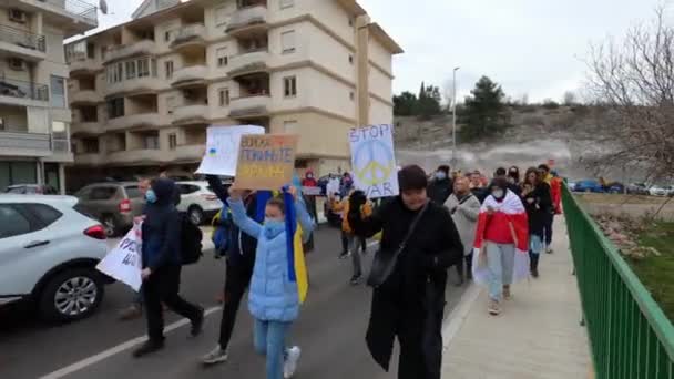 Podgorica, Montenegro - 06.03.22: Demonstratie tegen de oorlog in Oekraïne. — Stockvideo
