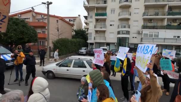 Podgorica, Montenegro - 06.03.22: Persone con bandiere e striscioni a una manifestazione contro la guerra. — Video Stock