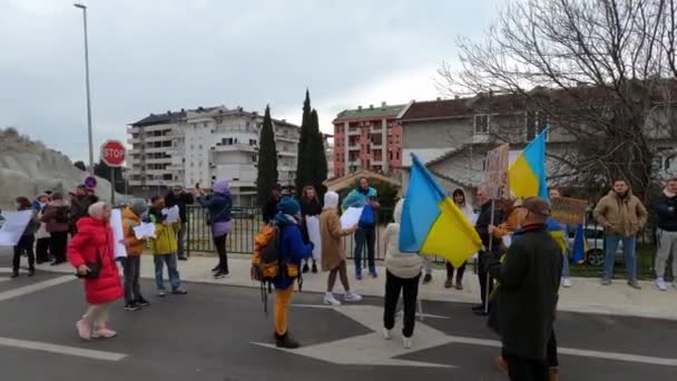 Podgorica, Montenegro - 06.03.22: Demonstranten in Montenegro protesteren tegen de oorlog in Oekraïne. — Stockvideo