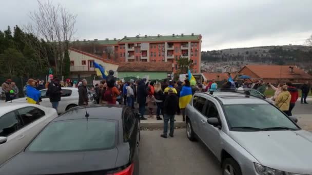 Ποντγκόριτσα, Μαυροβούνιο - 06.03.22: Διαδήλωση Ουκρανών ενάντια στον πόλεμο με τη Ρωσία. — Αρχείο Βίντεο