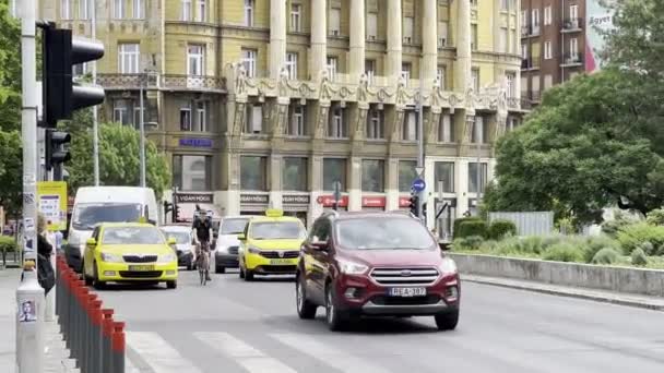 Cars Drive Road Anker House Budapest Hungary High Quality Footage — Stockvideo