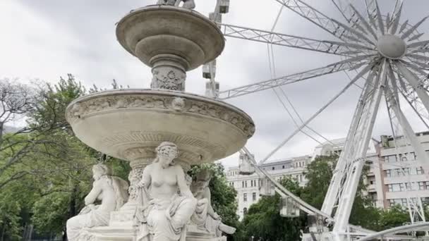 Danubius Brunnen Neben Dem Riesenrad Budapest Hochwertiges Filmmaterial — Stockvideo