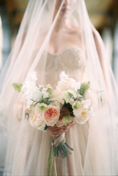 Bouquet Flowers Hands Bride Veil Close High Quality Photo — Stock Photo, Image