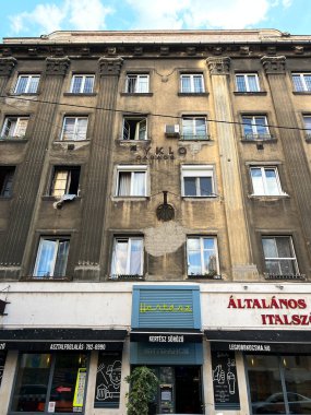 Eski yıpranmış bir binanın zemin katındaki barda. Yüksek kalite fotoğraf