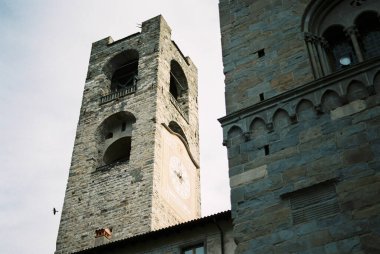 Bergamo 'da saati olan antik taş çan kulesi. İtalya. Yüksek kalite fotoğraf