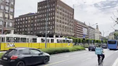 Sarı tramvay Deak Ferenc Meydanı boyunca gidiyor. Budapeşte. Yüksek kalite 4k görüntü