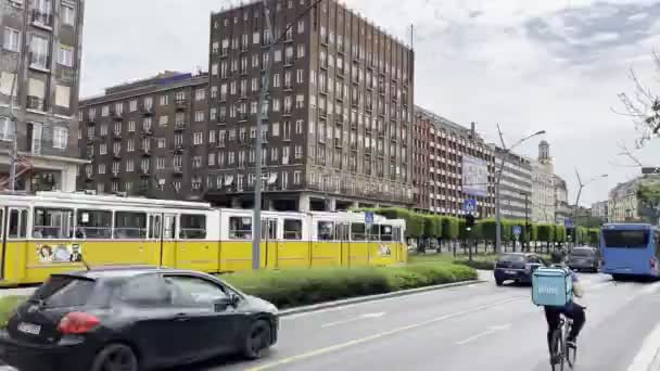 Gele Tram Rijdt Langs Deak Ferenc Square Boedapest Hoge Kwaliteit — Stockvideo