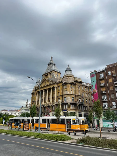 Žluté Tramvaje Stojí Náměstí Deak Ferenc Poblíž Domu Anker Budapešť — Stock fotografie