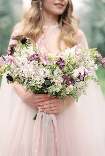 Wedding Bouquet Wild Flowers Hands Bride Close High Quality Photo — Stockfoto