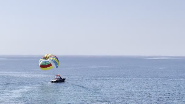 Boot Met Een Open Gekleurde Parachute Drijft Blauwe Zee Hoge — Stockvideo