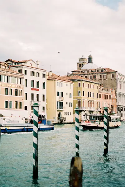 Boats Sail Venice Canal Backdrop Old Houses High Quality Photo — Foto de Stock