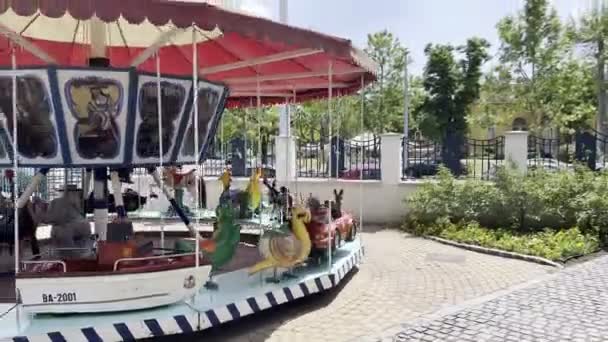 Children Ride Carousel Green Park High Quality Footage — Stock Video