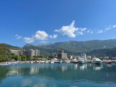 Denizden yatlara, rıhtımdaki yatlara, dağların arka planına bakın. Karadağ. Yüksek kalite fotoğraf
