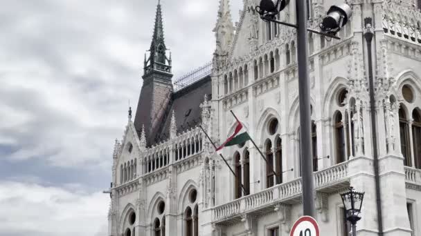 Węgierska Flaga Wisi Wietrze Budynku Parlamentu Budapeszt Wysokiej Jakości Materiał — Wideo stockowe