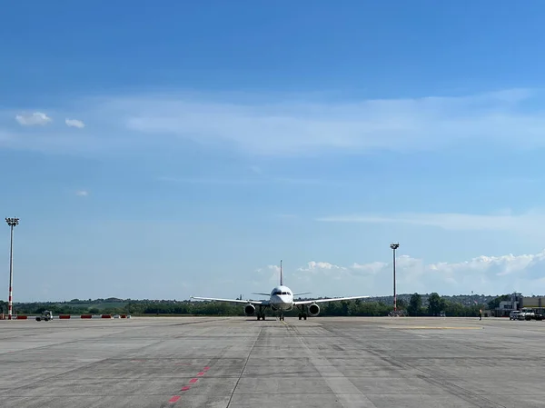 Αεροπλάνο Στέκεται Στο Διάδρομο Του Αεροδρομίου Απέναντι Από Τον Γαλάζιο — Φωτογραφία Αρχείου