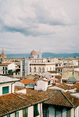 Santa Maria del Fiore Katedrali 'nin kubbeleri Floransa' daki eski evlerin çatılarının üzerinde. Yüksek kalite fotoğraf