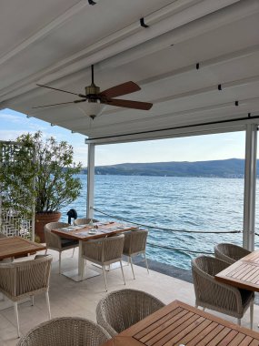 Deniz kıyısındaki iskelede kaplanmış restoran terası. Yüksek kalite fotoğraf