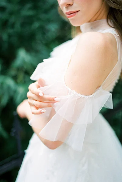 Pengantin Dalam Gaun Putih Menyentuh Renda Bahunya Dengan Jari Jarinya — Stok Foto