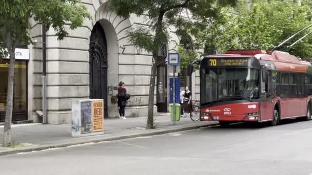 Rode Trolleybus Bij Halte Van Het Stedelijk Vervoer Van Oude — Stockvideo
