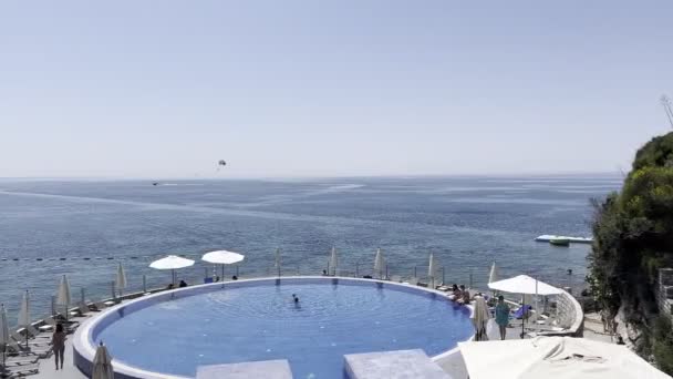 Vista Sobre Piscina Turistas Parasailing Mar Imagens Alta Qualidade — Vídeo de Stock