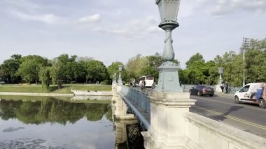 Arabalar Budapeşte 'de köprüden geçer. Macaristan. Yüksek kalite 4k görüntü