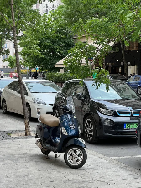 Blue Scooter Motor Fica Calçada Perto Estrada Foto Alta Qualidade — Fotografia de Stock