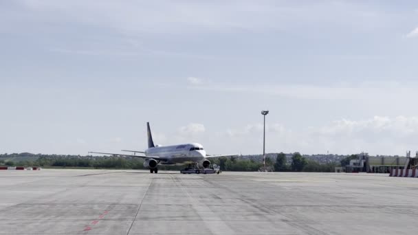 Самолет Аэропорту Спускается Взлетно Посадочной Полосе Высококачественные Кадры — стоковое видео