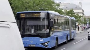 Otobüs trafikte kentte yoğun bir otoyol boyunca seyahat eder. Yüksek kalite 4k görüntü