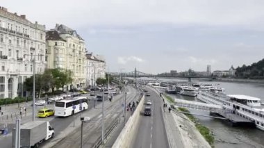 Tuna Nehri 'ndeki iskeleye demirli gemiler. Budapeşte, Macaristan. Yüksek kalite 4k görüntü