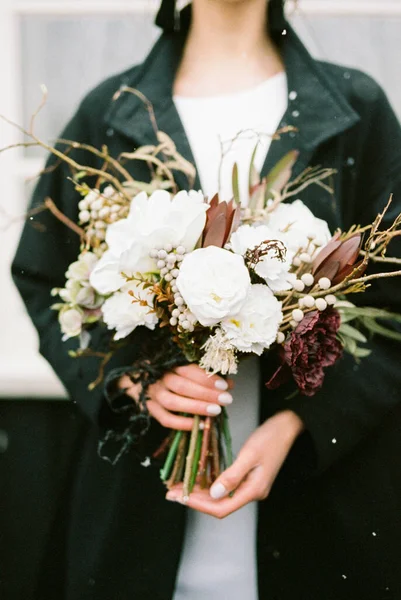 Bouquet Flowers Hands Bride White Dress Black Jacket Close High — Foto de Stock