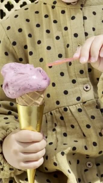 Маленька Дівчинка Забирає Фіолетове Морозиво Вафельного Конуса Високоякісні Кадри — стокове відео