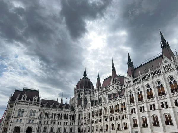 Marmorgebäude Des Ungarischen Parlaments Vor Bewölktem Himmel Hochwertiges Foto — Stockfoto